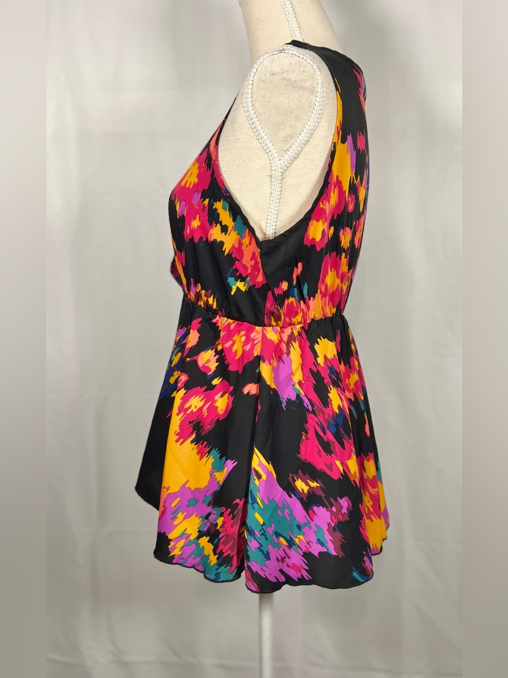 Emery Rose Faux Wrap Peplum Blouse L Black Abstract Print Colorful Stretch Waist - Picture 3 of 8